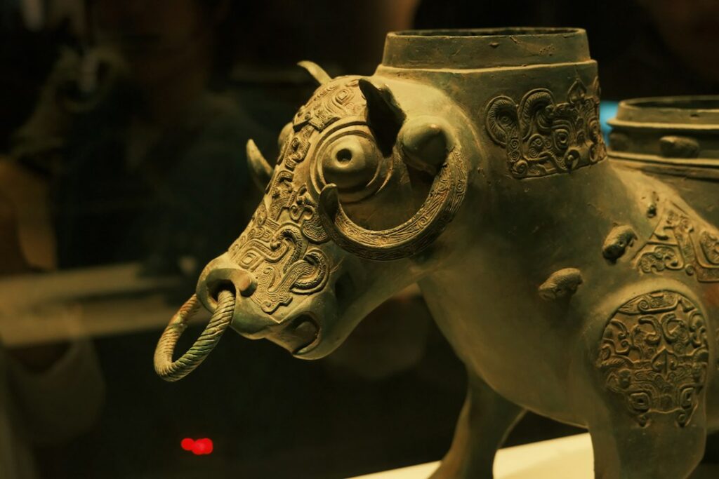 古代青铜器皿细部，亚洲文物与考古艺术主题配图，非具体博物馆藏品，摄影 vista pan