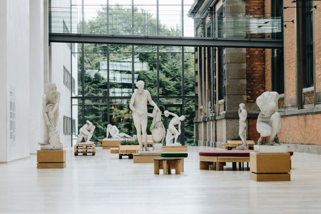 现代雕塑展陈空间，雕塑艺术主题配图，摄影 Jonas Smith，展厅不属于巴黎相关博物馆