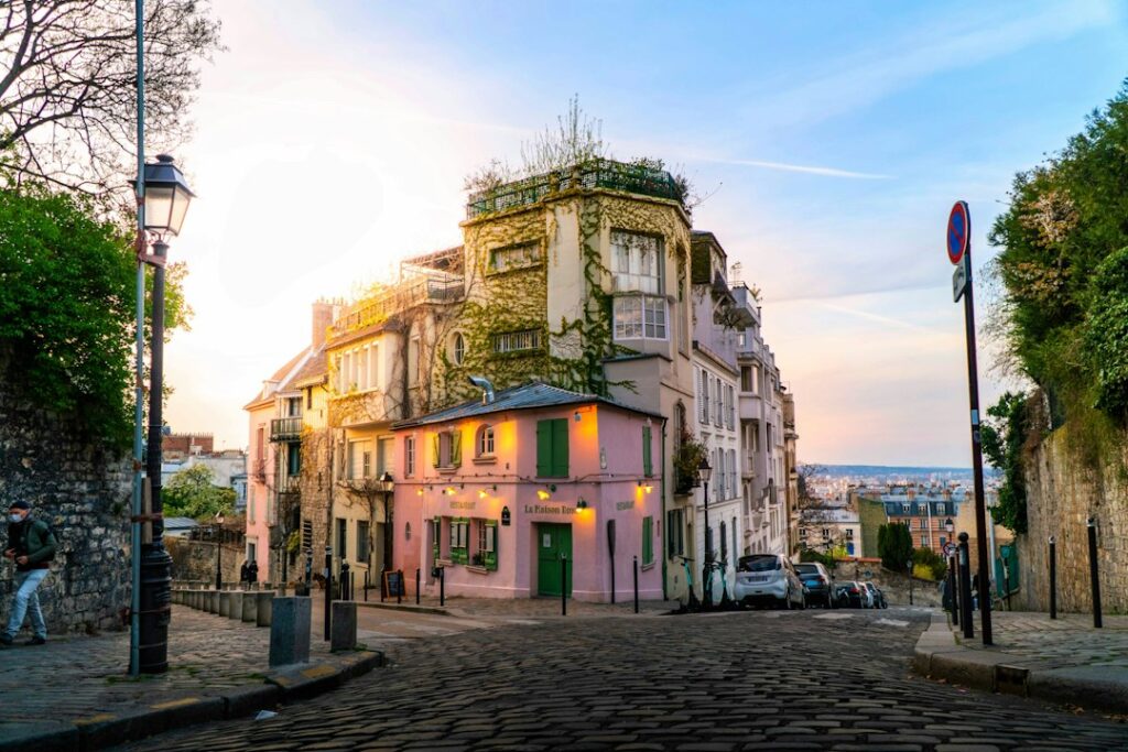 蒙马特高地 La Maison Rose 街景，摄影 Bastien Nvs